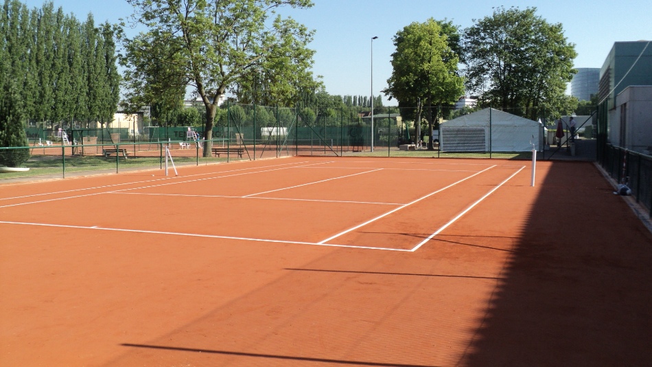 Court de tennis en terre battue